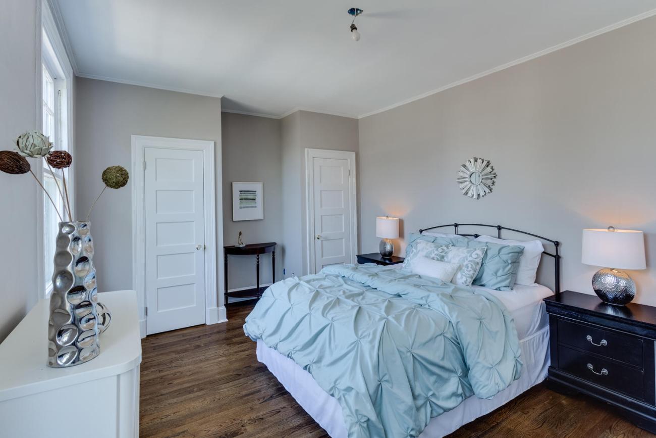 guest bedroom with wood floors - historic charm in NW DC - Ballard & Mensua Architecture